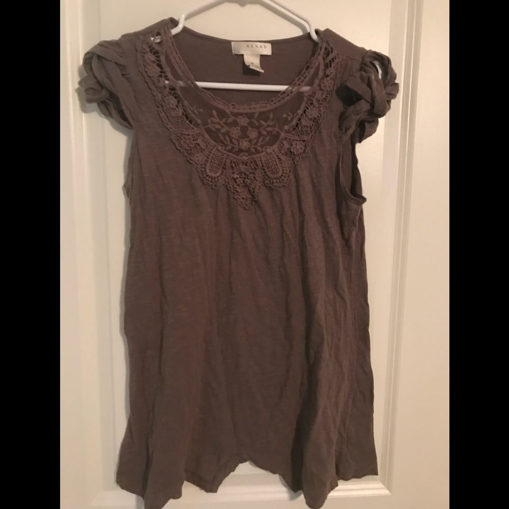 Cute bohemian style blouse, lace and woven detail